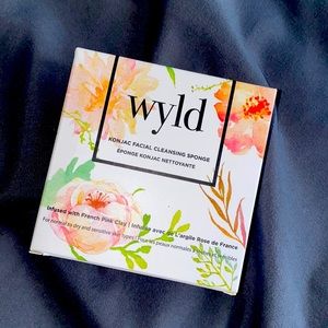 Wyld Face cleansing sponge
